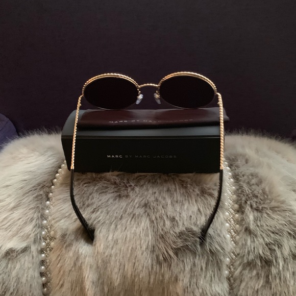 Women’s Sunglasses - Picture 5 of 6